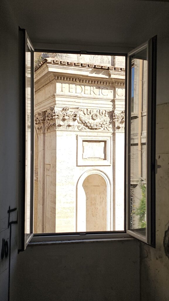 Affaccio sul centro storico di Roma zona Teatro Marcello, prima della sostituzione delle finestre. 