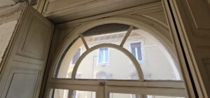 dettaglio-lunetta-arco-finestra-legno-su-misura-roma