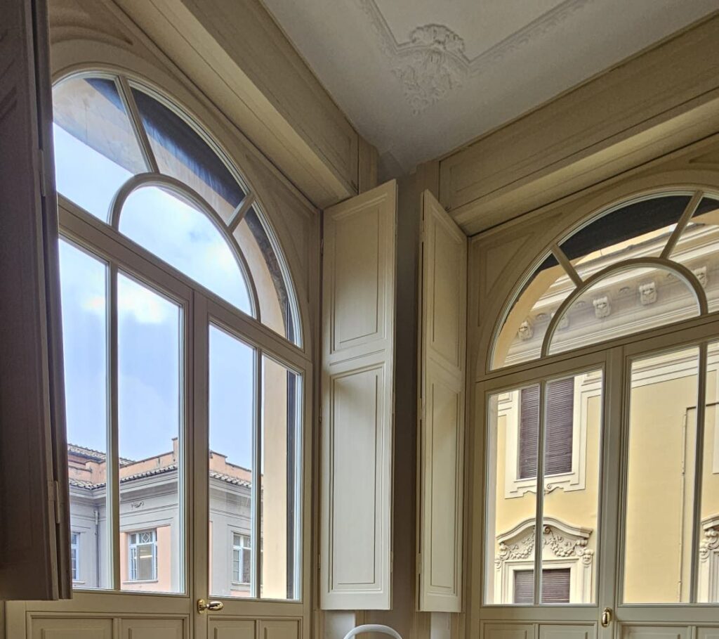 infissi-legno-su-misura-soggiorno-palazzo-storico-roma-dopo