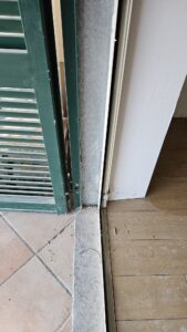 Controtelaio in lamiera dietro la vecchia finestra in alluminio, causa di ponte termico e muffa — villino a Lariano