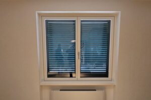 Sostituzione infissi a Lariano: finestra minimale Internorm KF 520 in PVC in un villino anni '80