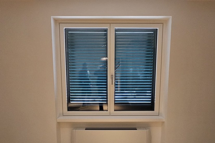 sostituzione infissi a Lariano: finestra minimale Internorm KF 520 in PVC in un villino anni '80