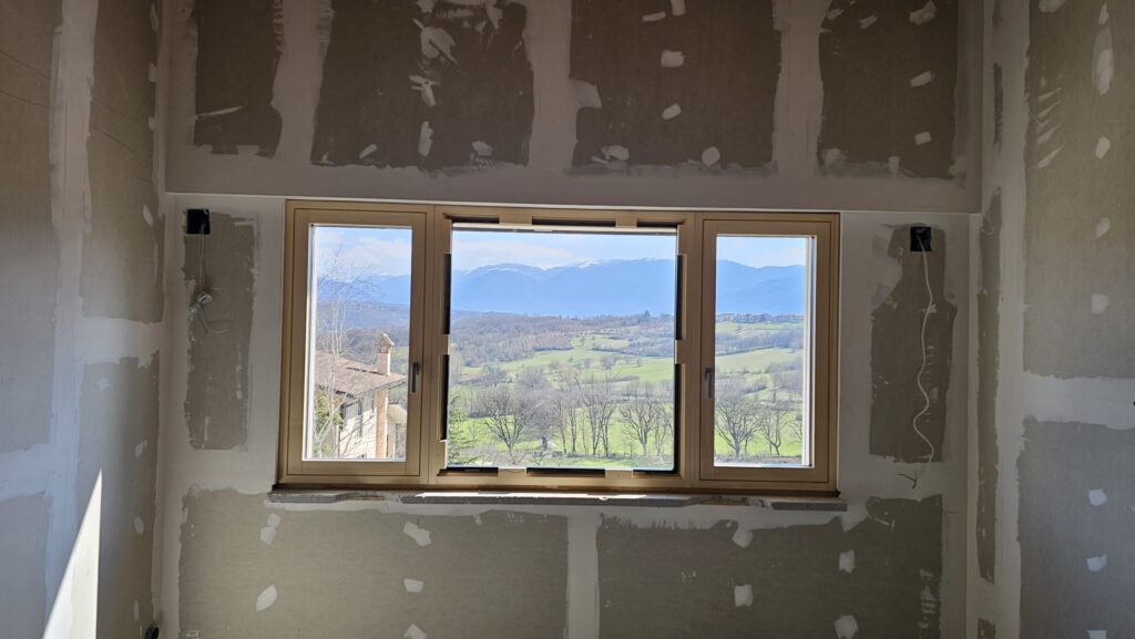 Garanzia infissi e posa certificata: finestra in legno installata da Officine di Casa